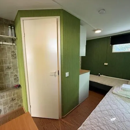 Budget Friendly Hilli2 With Shared Shower Rovaniemi