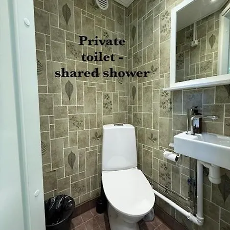Budget Friendly Hilli2 With Shared Shower Apartment